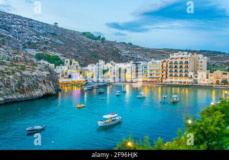 Nachtansicht von Xlendi, Gozo, Malta Stockfoto