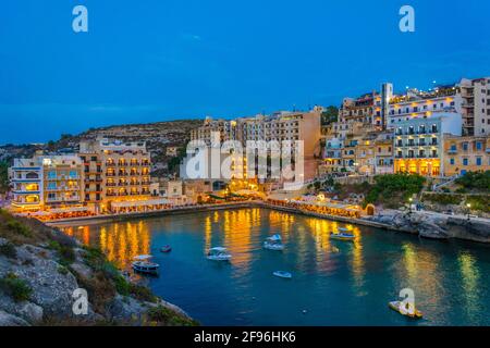 Nachtansicht von Xlendi, Gozo, Malta Stockfoto