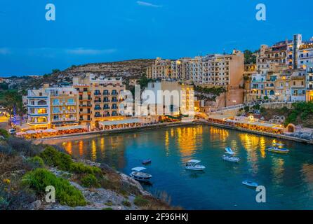 Nachtansicht von Xlendi, Gozo, Malta Stockfoto