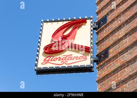 Giordano's ist ein italienisches Restaurant, das für seine Chicago Deep Dish Pizza bekannt ist, vor allem in Illinois, aber auch in einigen anderen Staaten in den USA. Stockfoto