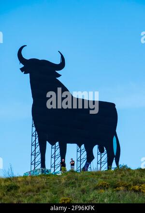 Große Plakatwand mit der Silhouette eines Bullen, 'Toro de Osborne', auf einem Berg in Fuengirola. Stockfoto