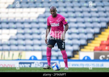 Blackburn, Großbritannien. April 2021. Andre Wisdom #2 von Derby County mit dem Ball in Blackburn, UK am 4/16/2021. (Foto von Simon Whitehead/News Images/Sipa USA) Quelle: SIPA USA/Alamy Live News Stockfoto