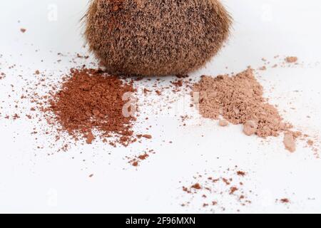 Verstreut zwei Farben tan Gesichts lose Pulver und Make-up Pinsel isoliert auf weißem Hintergrund. Speicherplatz kopieren. Stockfoto