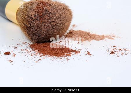 Verstreut zwei Farben tan Gesichts lose Pulver und Make-up Pinsel isoliert auf weißem Hintergrund. Speicherplatz kopieren. Stockfoto