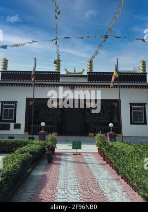 Varanasi, Indien - 01. November 2016: Sarnath Tibetanisches Buddhistisches Kloster Gautam Buddha mit Gebetsfahnen am blauen Himmel Stockfoto