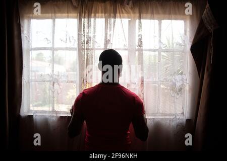 Eine Krankenschwester schaut am 05. Oktober 2020 durch das Fenster in ihr Haus im EldoS Krankenhaus in Johannesburg, Südafrika. (Foto von Manash das/Sipa USA) Quelle: SIPA USA/Alamy Live News Stockfoto