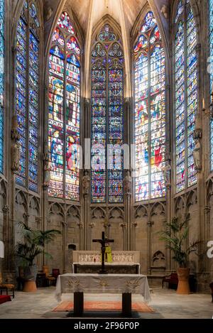 Carcassonne, Languedoc-Roussillon, Frankreich; 23. Juli 2018: Neben- und Hauptaltar der Kirche Saint Nazaire, geschmückt mit riesigen Buntglasfenstern Stockfoto