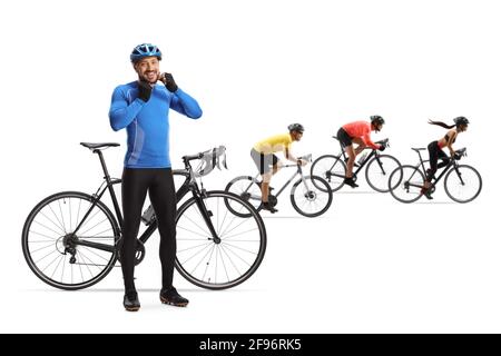 Junger Mann, der einen Helm aufsetzt und eine Gruppe von Radfahrer fahren im Rücken isoliert auf weißem Hintergrund Stockfoto