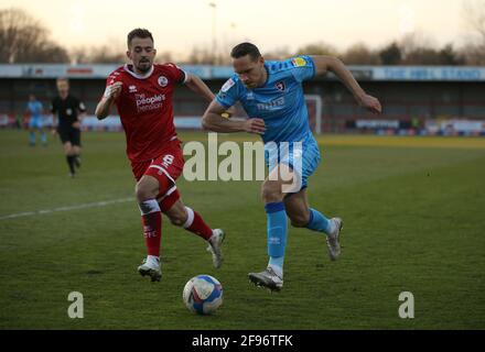 Chris Hussey von Cheltenham Town (rechts) und Jack Powell von Crawley Town kämpfen während des Spiels der Sky Bet League Two im People's Pension Stadium in Crawley um den Ball. Bilddatum: Freitag, 16. April 2021. Stockfoto