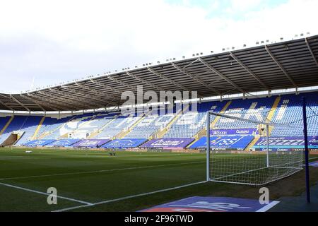 Reading, Großbritannien. April 2021. Ein allgemeiner Blick auf das Innere des Madejski-Stadions, der Heimat des Fußballvereins Reading vor dem Start.EFL Skybet Championship-Spiel, Reading gegen Cardiff City im Madejski-Stadion in Reading am Freitag, 16. April 2021. Dieses Bild darf nur für redaktionelle Zwecke verwendet werden. Nur zur redaktionellen Verwendung, Lizenz für kommerzielle Nutzung erforderlich. Keine Verwendung bei Wetten, Spielen oder Veröffentlichungen in einem Club/einer Liga/einem Spieler. PIC von Steffan Bowen/Andrew Orchard Sports Photography/Alamy Live News Credit: Andrew Orchard Sports Photography/Alamy Live News Stockfoto
