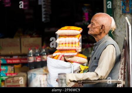 Kleines Lebensmittelgeschäft in der Altstadt von Kathmandhu Stockfoto