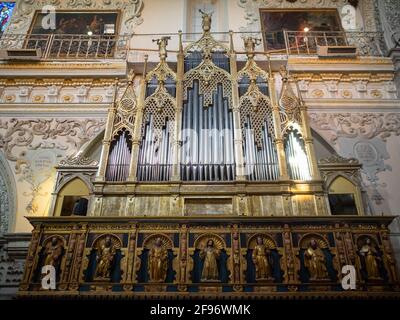 Orgel der Enna-Kathedrale über einem Balkon mit Christusbildern Und die Apostel Stockfoto