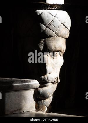 Detail eines Mannes Kopf mit Turban in Stein gemeißelt Im Sockel einer Säule in der Enna-Kathedrale Stockfoto