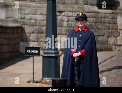 London, Großbritannien. April 2021. Nach dem 9. April des Todes des britischen Prinzen Philip, Herzog von Edinburgh, der im Alter von 99 Jahren starb, wartet ein Wärter vor Windsor Castle. (Foto von Yunus Dalgic/SOPA Images/Sipa USA) Quelle: SIPA USA/Alamy Live News Stockfoto