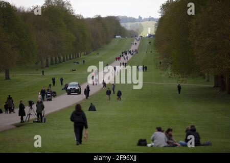 London, Großbritannien. April 2021. Nach dem Tod des britischen Prinzen Philip, Herzog von Edinburgh, der im Alter von 99 Jahren starb, gehen die Menschen auf dem langen Weg zum Schloss Windsor. (Foto von Yunus Dalgic/SOPA Images/Sipa USA) Quelle: SIPA USA/Alamy Live News Stockfoto