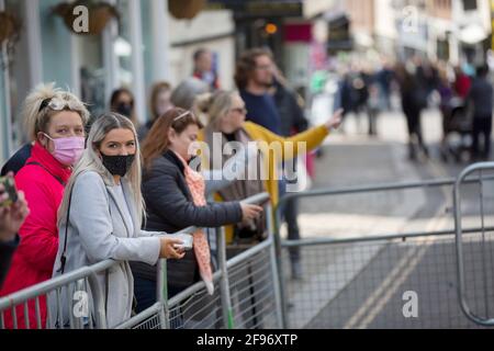 London, Großbritannien. April 2021. Nach dem Tod des britischen Prinzen Philip, Herzog von Edinburgh, der im Alter von 99 Jahren starb, warten Menschen vor Windsor Castle. (Foto von Yunus Dalgic/SOPA Images/Sipa USA) Quelle: SIPA USA/Alamy Live News Stockfoto