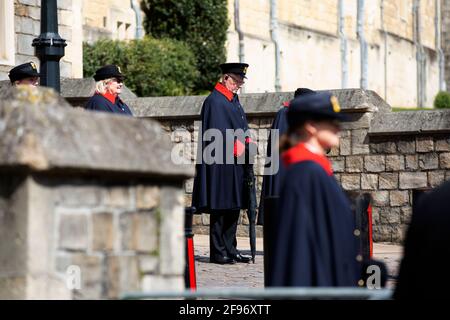 London, Großbritannien. April 2021. Nach dem Tod des britischen Prinzen Philip, Herzog von Edinburgh, der im Alter von 99 Jahren starb, warten die Wärter vor Windsor Castle. (Foto von Yunus Dalgic/SOPA Images/Sipa USA) Quelle: SIPA USA/Alamy Live News Stockfoto