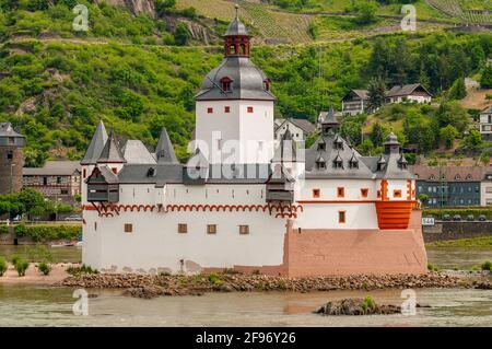 Nahaufnahme des berühmten Pfalzgrafenstein-Schlosses, einer Mautburg in Kaub, Deutschland. Rheinburg, die zum UNESCO-Weltkulturerbe gehört. Stockfoto