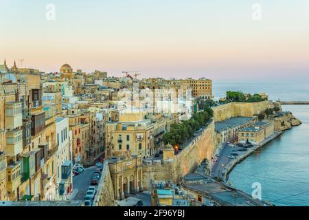 Blick auf den Sonnenuntergang von Valletta aus den oberen barrakka-Gärten, Valletta, Malta Stockfoto