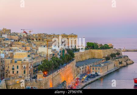 Blick auf den Sonnenuntergang von Valletta aus den oberen barrakka-Gärten, Valletta, Malta Stockfoto