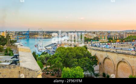 Blick auf den Sonnenuntergang von Valletta aus den oberen barrakka-Gärten, Valletta, Malta Stockfoto