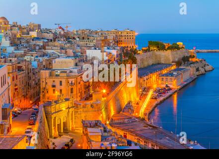 Blick auf den Sonnenuntergang von Valletta aus den oberen barrakka-Gärten, Valletta, Malta Stockfoto