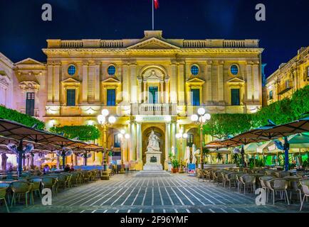 Nachtansicht der Nationalbibliothek in Valletta, Malta Stockfoto