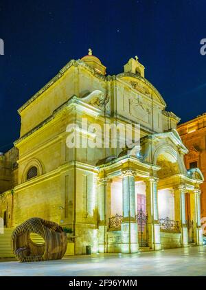 Nachtansicht der Kirche der heiligen katharina von italien in Valletta, Malta Stockfoto