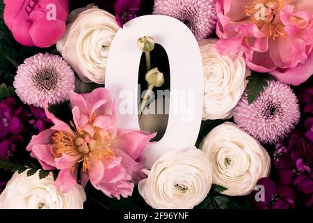 Layout mit bunten Blumen, Blättern und Nummer Null. Chrysantheme Momoko, Pfingstrose, Matthiola, Ranunculus Blumen Hintergrund. Grußkarte. Trendiges Bac Stockfoto