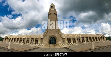 Douaumont, Meuse / Frankreich - 3. Juli 2017: Douaumont Ossuary - Memorial und French National Cementry. Die letzte Ruhe für die Überreste der Soldaten. Stockfoto