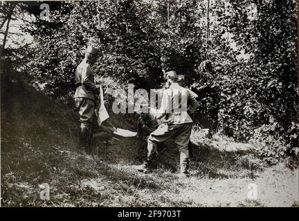 Erzherzog Karl besuchte dort VIII. Korpskomando in Luzk (Glück) Erzherzog Karl war am 1916. Juni Oberbefehlshaber eines Unterabschnitts der Ostfront und kommandierte mehrere Armeen zwischen Brody und den Karpaten. Als Teil dieses Kommandanten inspizierte Erzherzog Karl seine zugehörigen Einheiten. Stockfoto