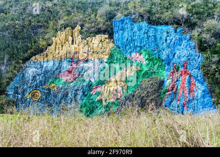 Wandgemälde de la Prehistoria der Wandbild der Vorgeschichte, gemalt auf einer Felswand im Vinales-Tal, Kuba. Stockfoto