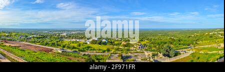 Blick auf die Landschaft in der Region apulien, die von Martina Franca dominiert wird Stadt Stockfoto