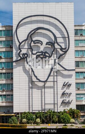 HAVANNA, KUBA - 21. FEB 2016: Porträt von Camilo Cienfuegos über das Ministerium für Informatik und Kommunikation auf der Plaza de la Revolucion. Stockfoto