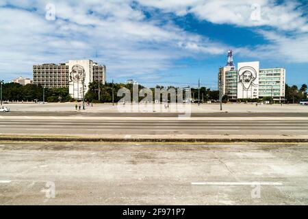 HAVANNA, KUBA - 21. FEB 2016: Porträt von Che Guevara über das Innenministerium und Camilo Cienfuegos über das Ministerium für Informatik und Kommunik Stockfoto