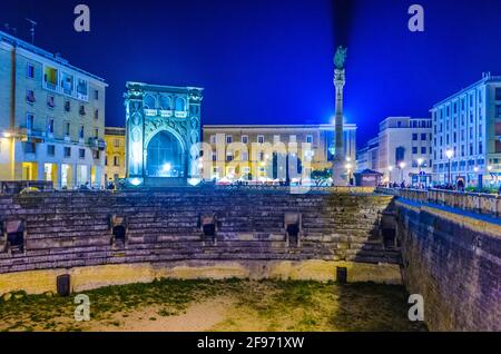 Nachtansicht des teatro romano in lecce, Italien Stockfoto