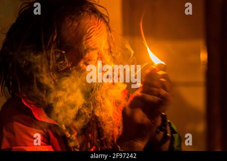 Pashupatinath, berühmter Sadhu für das Rauchen von Unkraut, keine berauschenden Substanzen Stockfoto