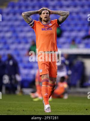 Aden Flint von Cardiff City ließ sich von seinem Team abbringen, nachdem er während des Sky Bet Championship-Spiels im Madejski Stadium, Reading, einen späten Ausgleich zugestanden hatte. Bilddatum: Freitag, 16. April 2021. Stockfoto