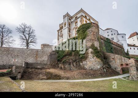 Detail des Verteidigungssystems mit einem großen Wachturm und In der Burgmauer mit Schießscharten der Festung Feste Oberhaus in der Nähe der drei Flüsse Stadt Stockfoto