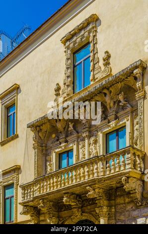 Blick auf ein altes Steinfenster in barletta, apulien, italien. Stockfoto