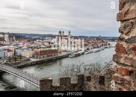 Berühmte Stadtansicht der drei Flüsse Stadt Passau mit Blick auf die Donau und das Inn auf die Altstadt Und das Rathaus und der Dom vom Fortr aus gesehen Stockfoto