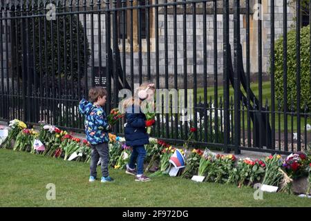 Windsor, Großbritannien, 16. April 2020 Ehrungen an Prinz Phillip vor Windsor Castle. Schloss Windsor ist mit Touristen beschäftigt und bereitet sich auf die Beerdigung von Prinz Phillip, dem Herzog von Edinburgh, vor. Kredit: JOHNNY ARMSTEAD/Alamy Live Nachrichten Stockfoto