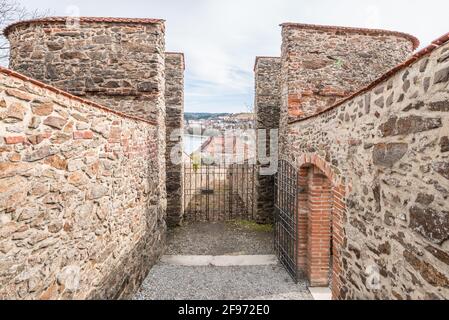 Detail des Verteidigungssystems mit einem großen Wachturm und In der Burgmauer mit Schießscharten der Festung Feste Oberhaus in der Nähe der drei Flüsse Stadt Stockfoto