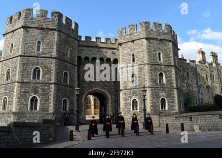 Windsor, Großbritannien, 16. April 2020 St. George's Chapel vor den Vorbereitungen für die Beerdigung geschützt. Schloss Windsor ist mit Touristen beschäftigt und bereitet sich auf die Beerdigung von Prinz Phillip, dem Herzog von Edinburgh, vor. Kredit: JOHNNY ARMSTEAD/Alamy Live Nachrichten Stockfoto