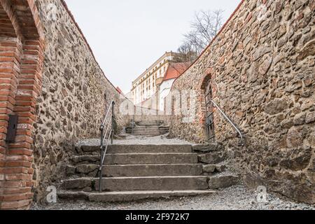 Detail des Verteidigungssystems mit einem großen Wachturm und In der Burgmauer mit Schießscharten der Festung Feste Oberhaus in der Nähe der drei Flüsse Stadt Stockfoto