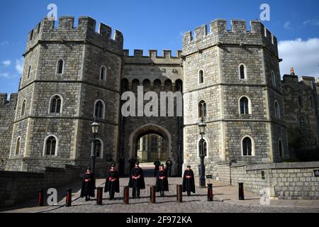 Windsor, Großbritannien, 16. April 2020 St. George's Chapel vor den Vorbereitungen für die Beerdigung geschützt. Schloss Windsor ist mit Touristen beschäftigt und bereitet sich auf die Beerdigung von Prinz Phillip, dem Herzog von Edinburgh, vor. Kredit: JOHNNY ARMSTEAD/Alamy Live Nachrichten Stockfoto