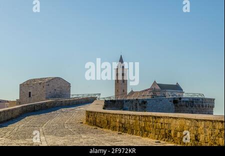 Blick auf die berühmte Basilika cattedrala di san nicola pellegrino in der italienischen Stadt Trani. Stockfoto