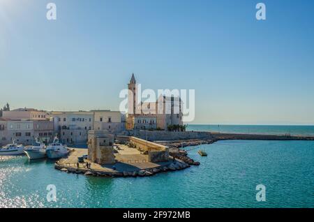 Blick auf die berühmte Basilika cattedrala di san nicola pellegrino in der italienischen Stadt Trani. Stockfoto