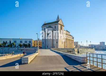 Blick auf die berühmte Basilika cattedrala di san nicola pellegrino in der italienischen Stadt Trani. Stockfoto