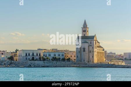 Blick auf die berühmte Basilika cattedrala di san nicola pellegrino in der italienischen Stadt Trani. Stockfoto